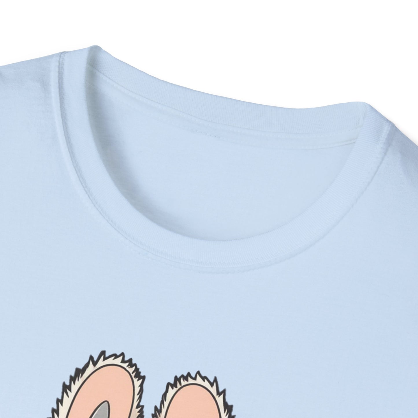 T-Shirt Unisex Labubu Softstyle – Design Kawaii con Salopette Orsetto.