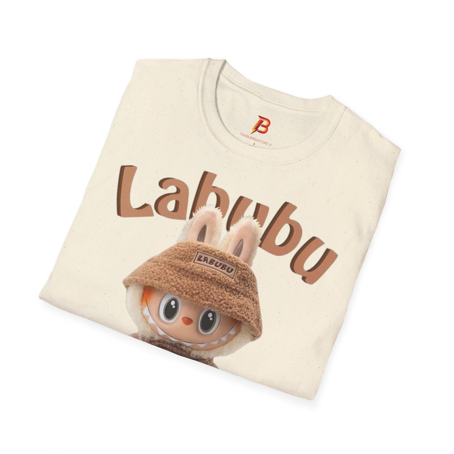 T-Shirt Unisex Labubu Softstyle – Design Kawaii Casual con Bucket Hat “Have a Good Time”.