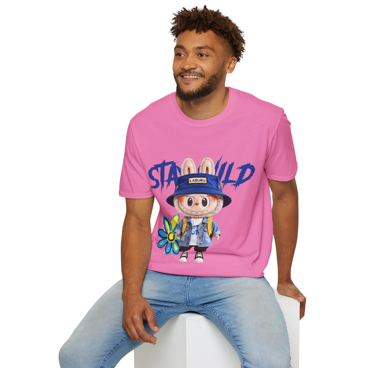 T-Shirt Unisex Labubu Softstyle – Design Kawaii Streetwear con Fiore “Stay Wild”.