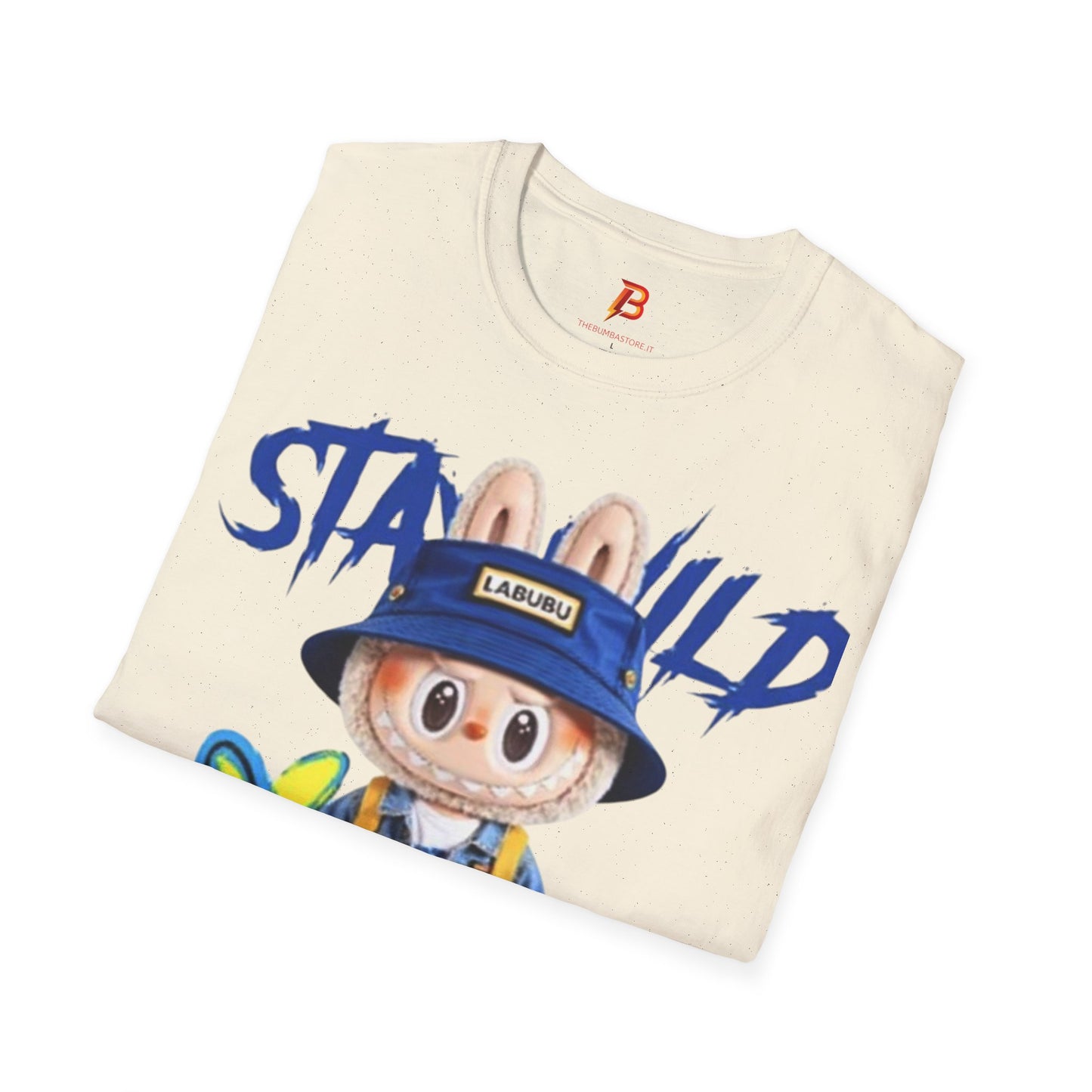 T-Shirt Unisex Labubu Softstyle – Design Kawaii Streetwear con Fiore “Stay Wild”.