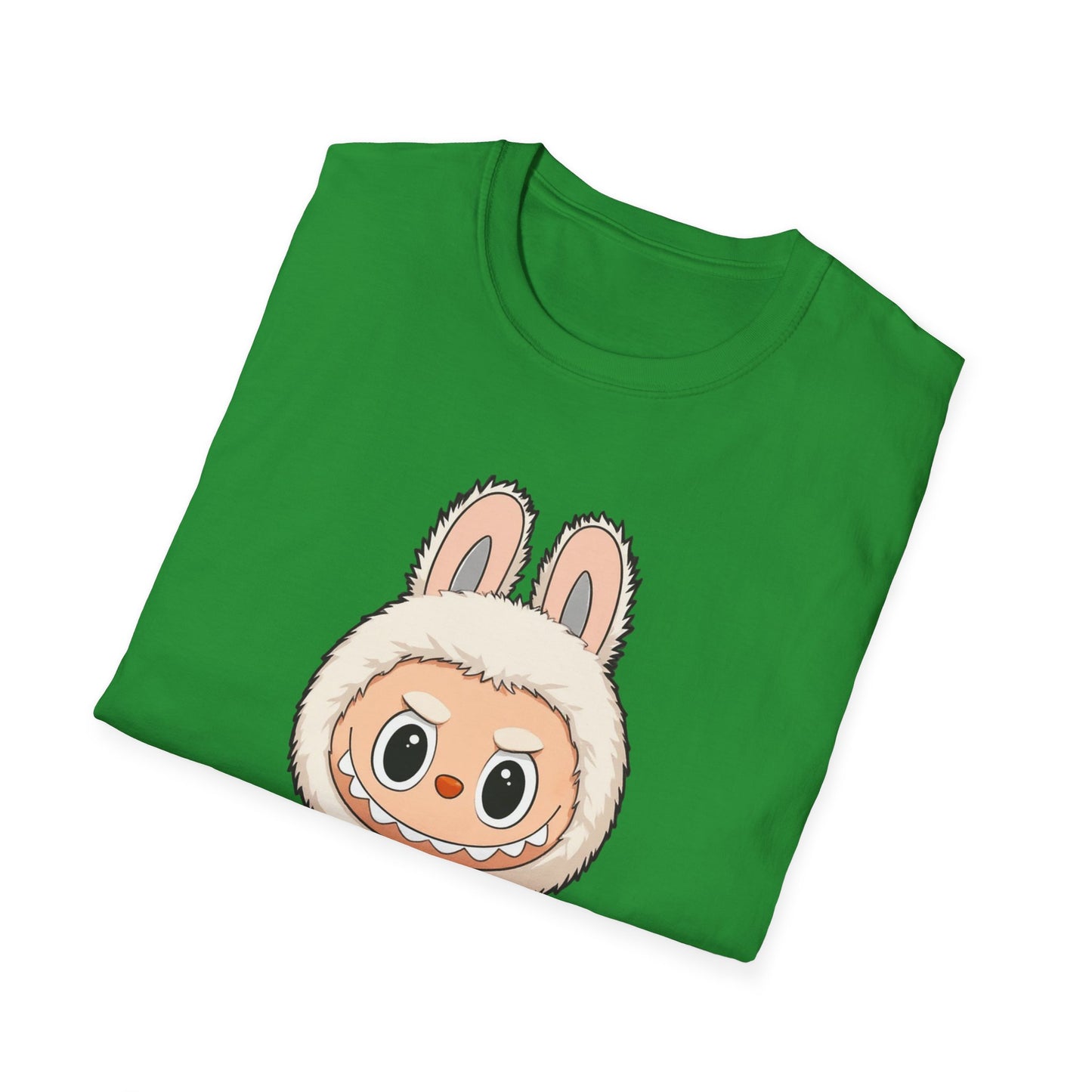 T-Shirt Unisex Labubu Softstyle – Design Kawaii con Salopette Orsetto.