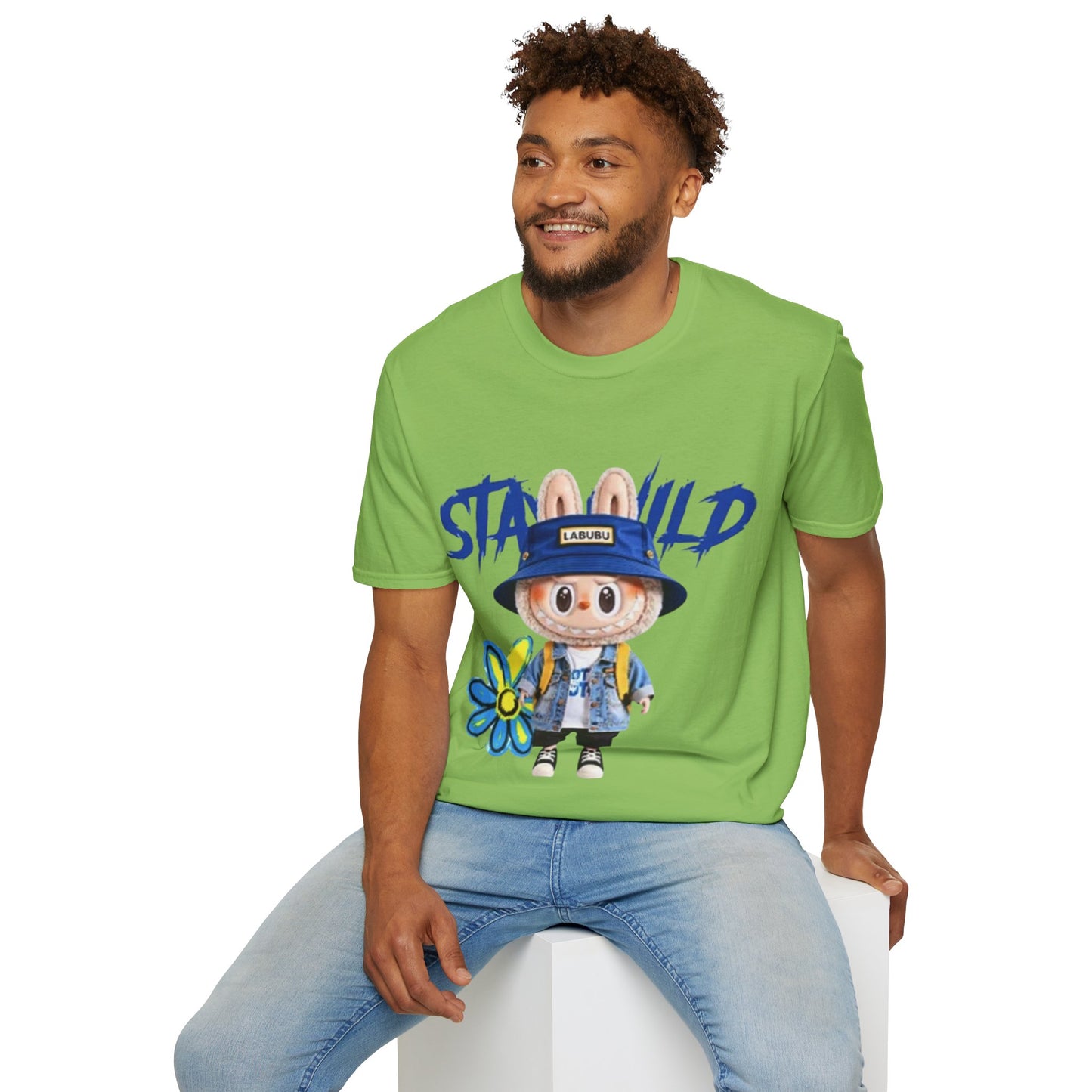 T-Shirt Unisex Labubu Softstyle – Design Kawaii Streetwear con Fiore “Stay Wild”.