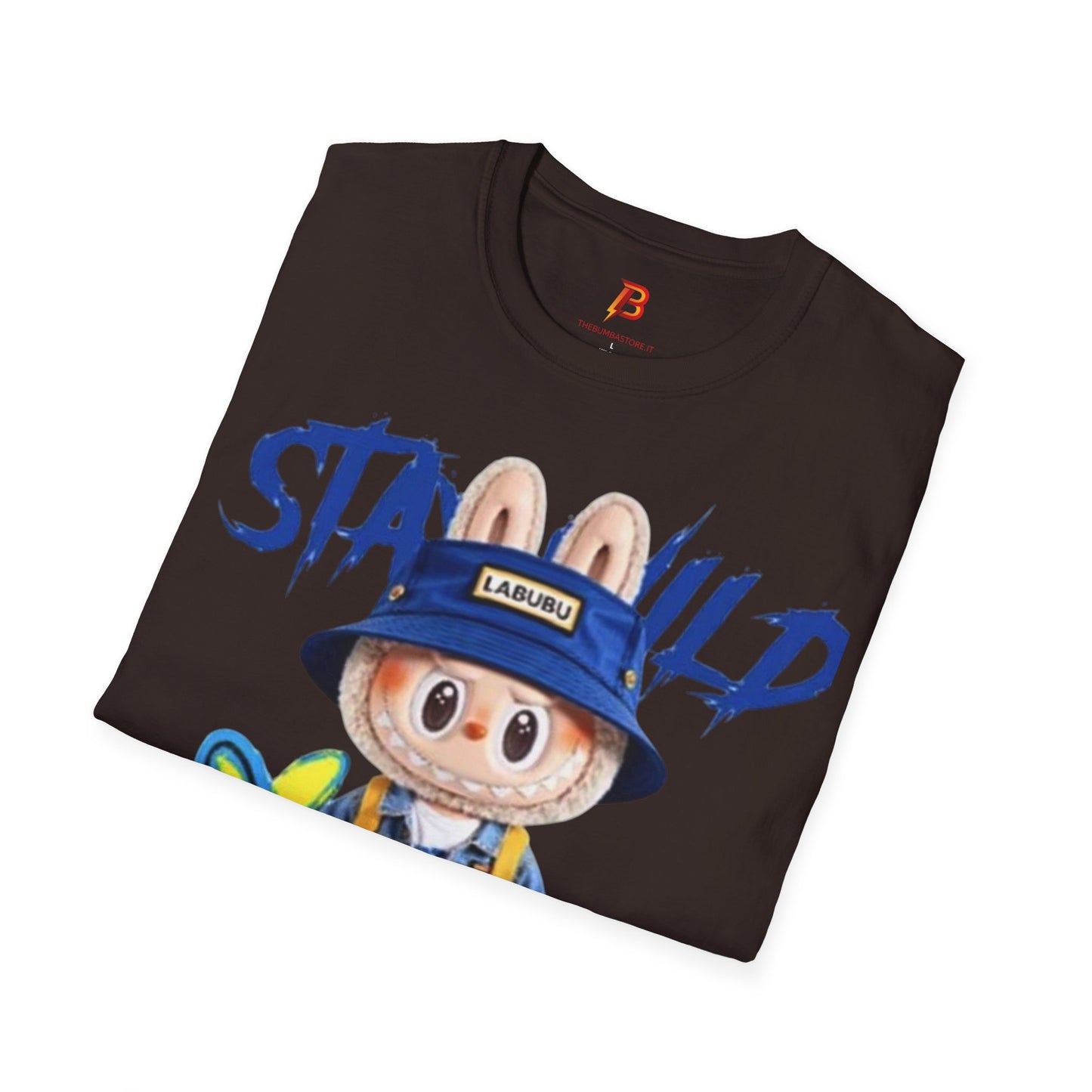 T-Shirt Unisex Labubu Softstyle – Design Kawaii Streetwear con Fiore “Stay Wild”.