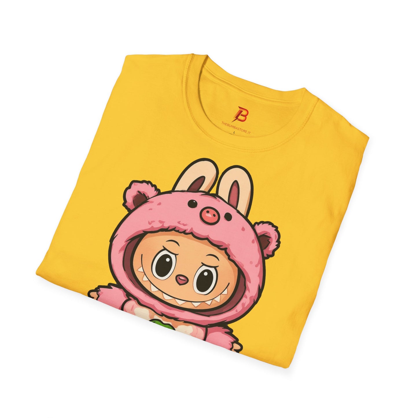 T-Shirt Unisex Labubu Softstyle – Outfit Cartoon Kawaii Rosa Orsetto Fragola.