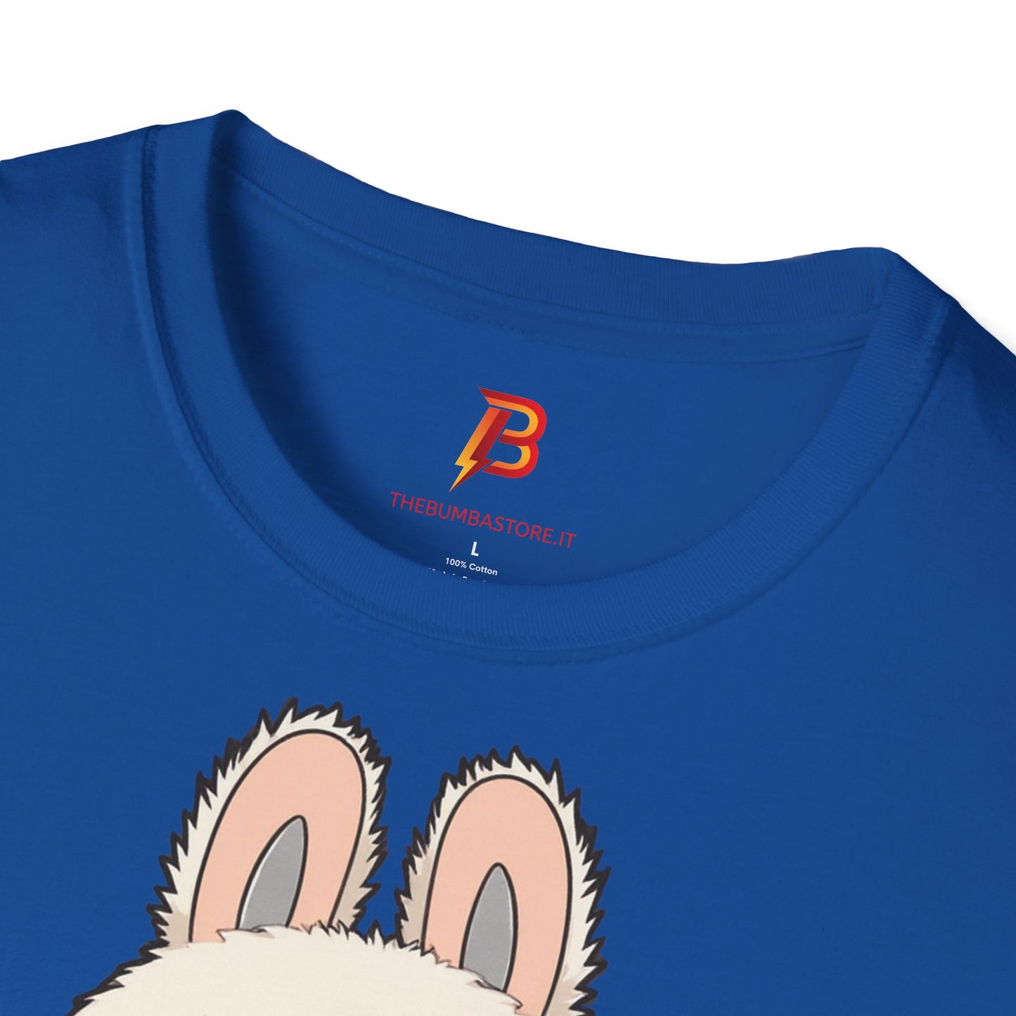 T-Shirt Unisex Labubu Softstyle – Design Kawaii con Salopette Orsetto.