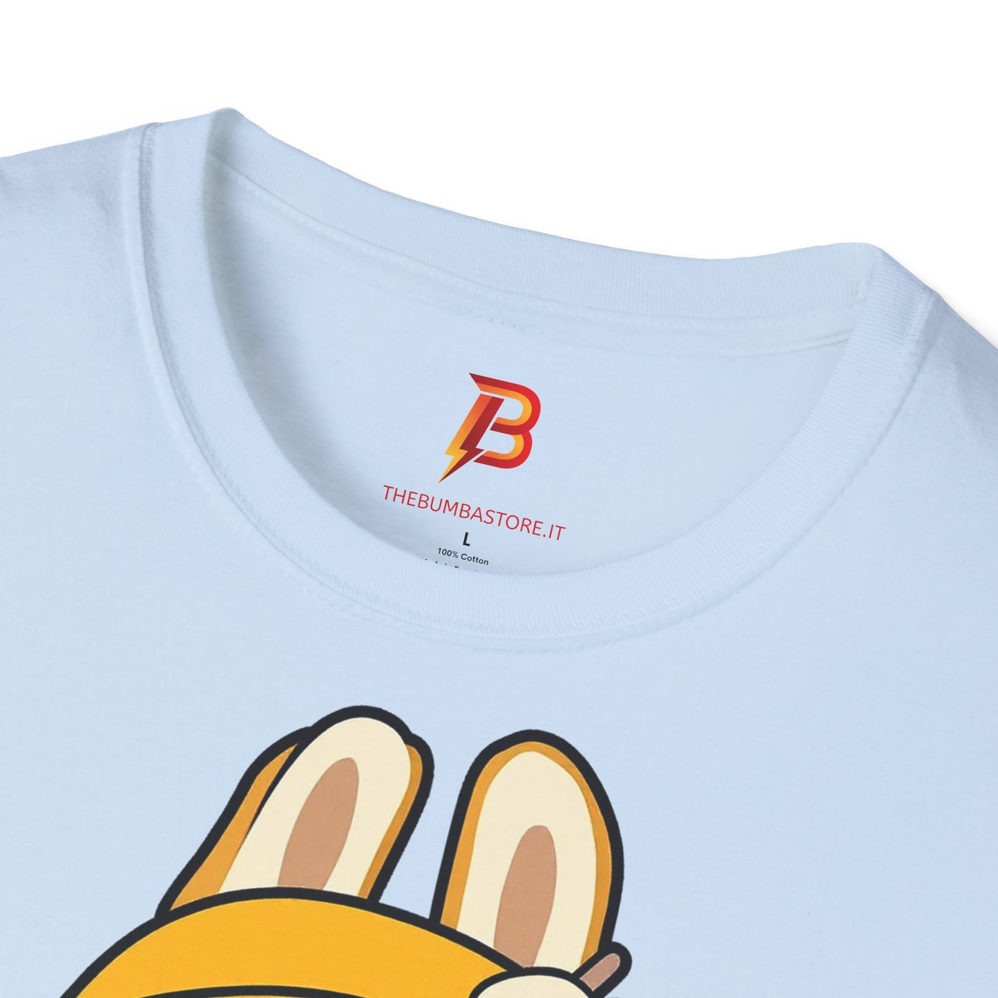 T-Shirt Unisex Labubu Softstyle – Design Kawaii con Cappello e Salopette.