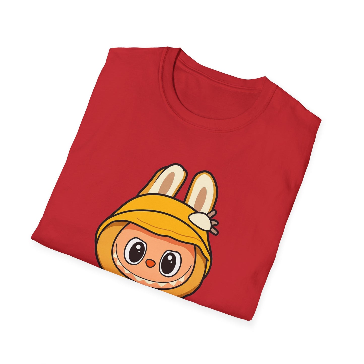 T-Shirt Unisex Labubu Softstyle – Design Kawaii con Cappello e Salopette.