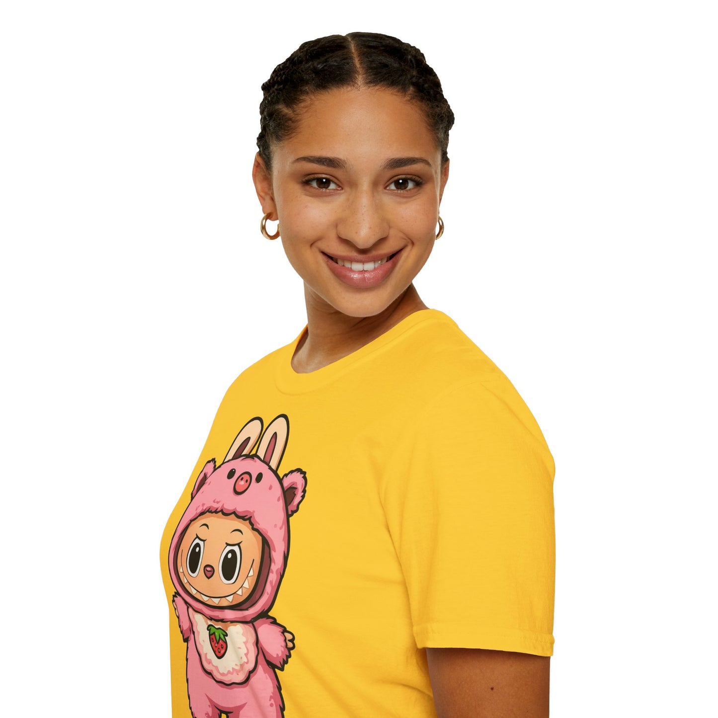 T-Shirt Unisex Labubu Softstyle – Outfit Cartoon Kawaii Rosa Orsetto Fragola.