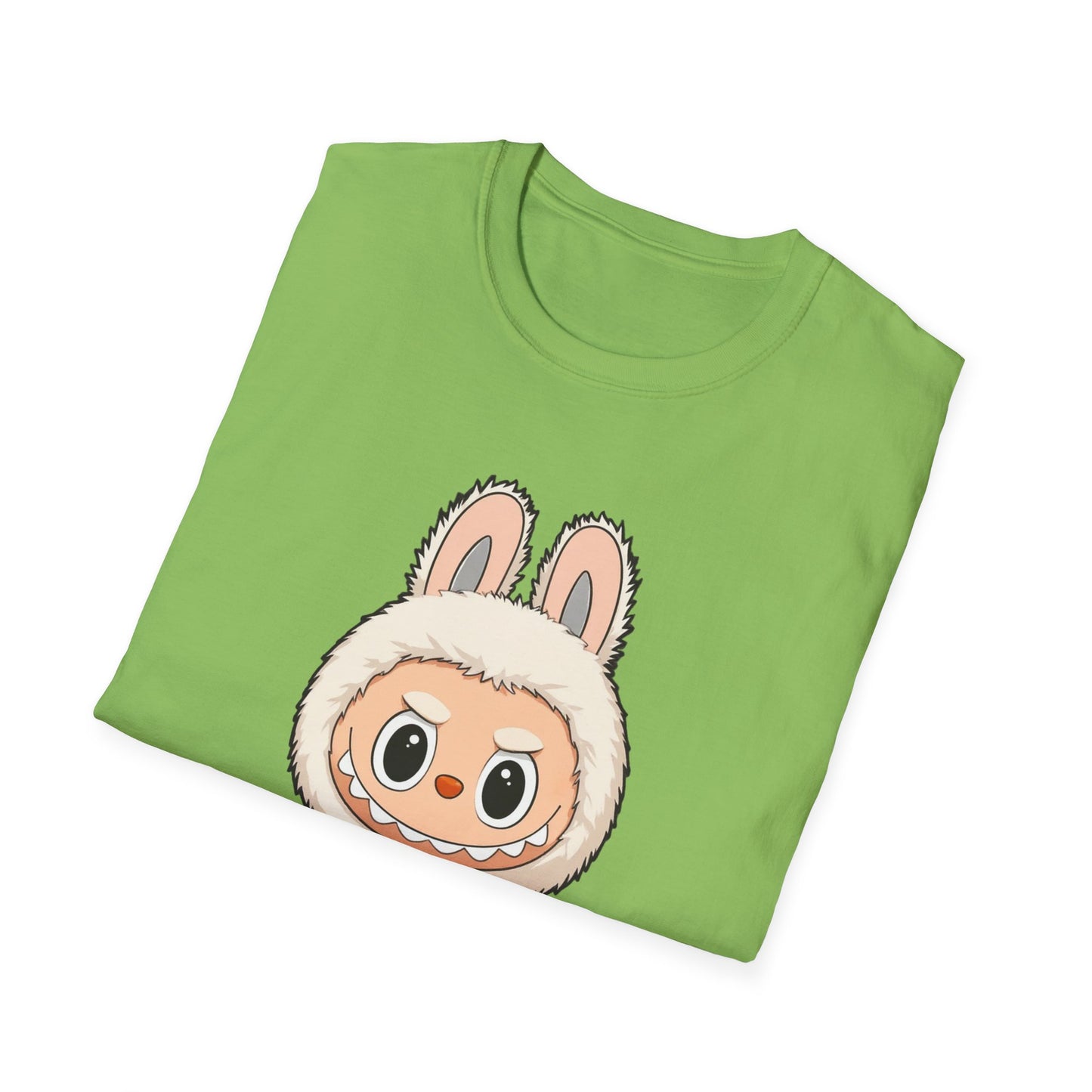 T-Shirt Unisex Labubu Softstyle – Design Kawaii con Salopette Orsetto.