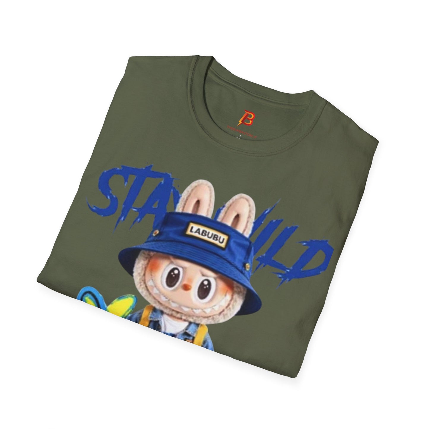 T-Shirt Unisex Labubu Softstyle – Design Kawaii Streetwear con Fiore “Stay Wild”.