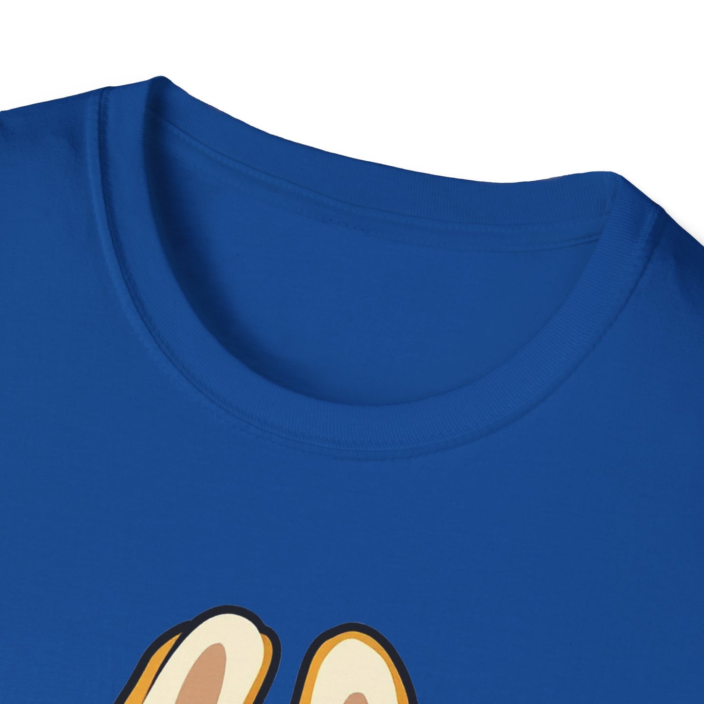 T-Shirt Unisex Labubu Softstyle – Design Kawaii con Cappello e Salopette.
