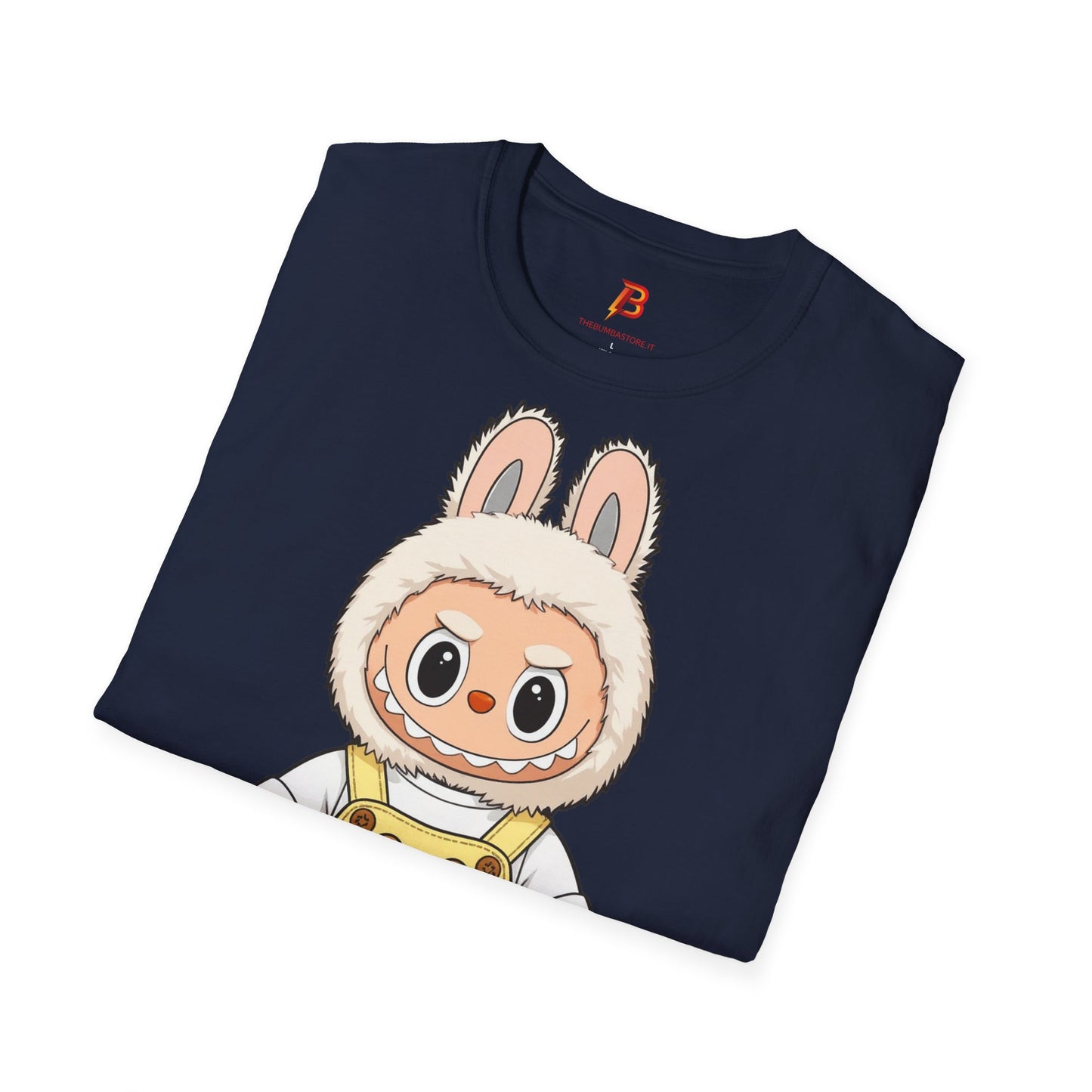 T-Shirt Unisex Labubu Softstyle – Design Kawaii con Salopette Orsetto.
