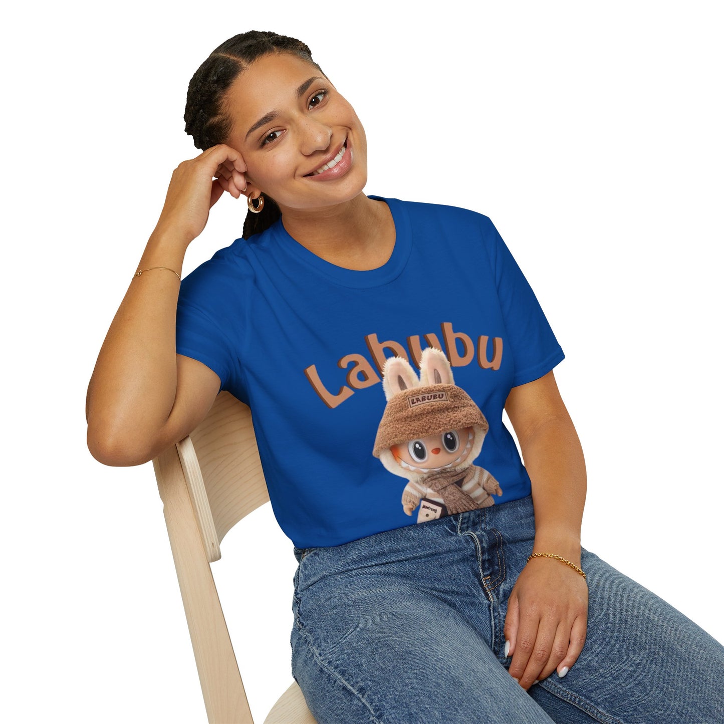 T-Shirt Unisex Labubu Softstyle – Design Kawaii Casual con Bucket Hat “Have a Good Time”.