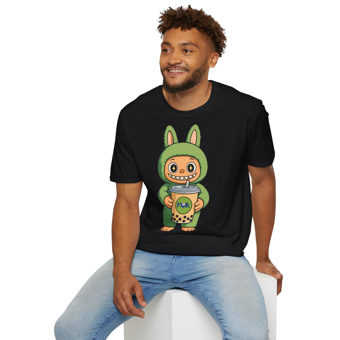 T-Shirt Unisex Labubu Softstyle – Design Kawaii con Bubble Tea.