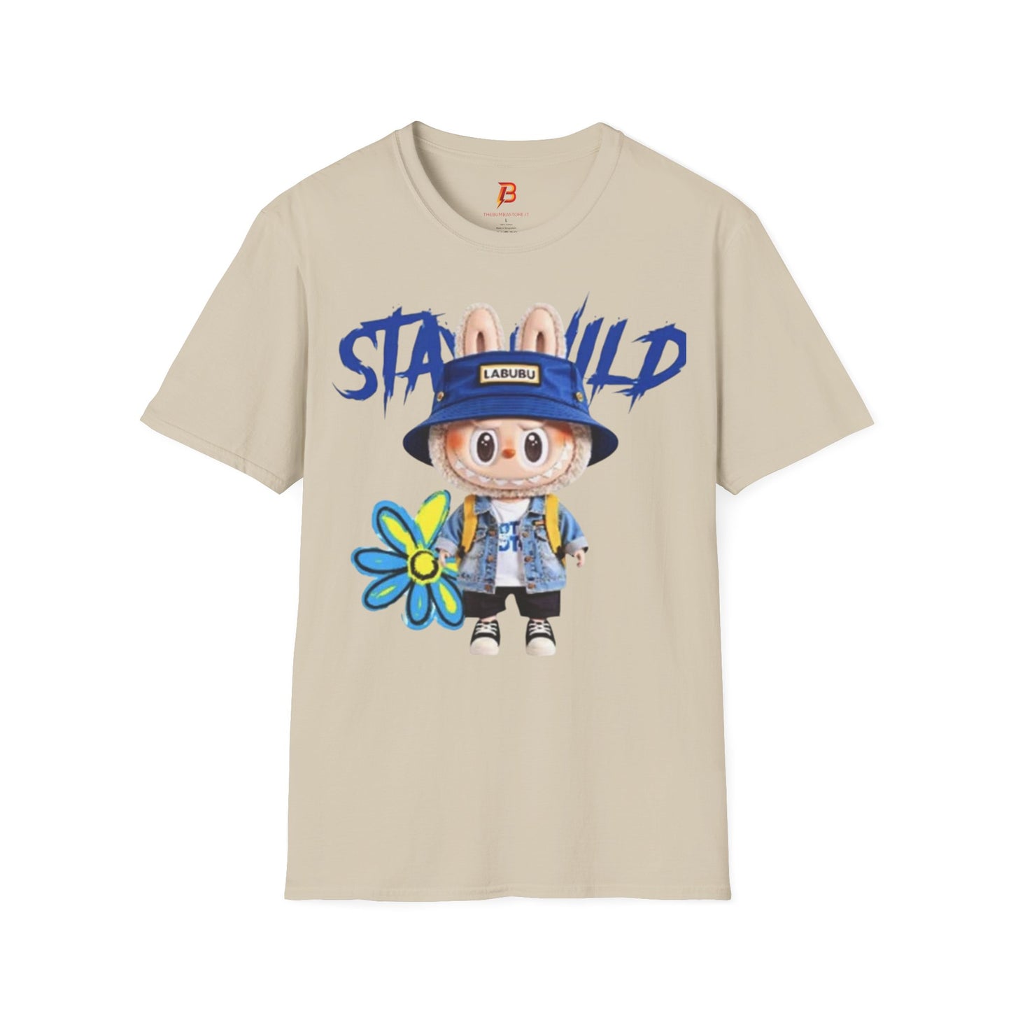 T-Shirt Unisex Labubu Softstyle – Design Kawaii Streetwear con Fiore “Stay Wild”.