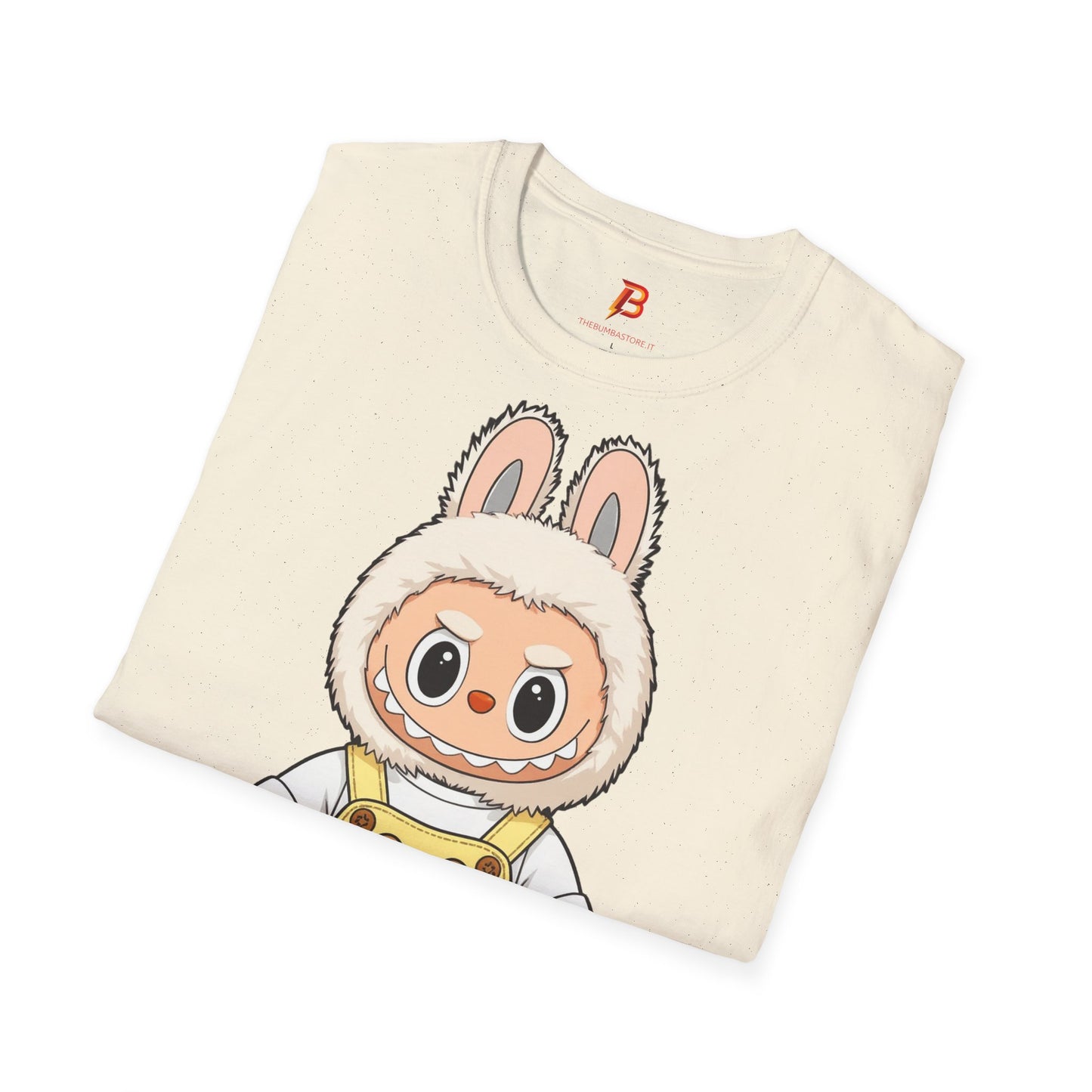 T-Shirt Unisex Labubu Softstyle – Design Kawaii con Salopette Orsetto.