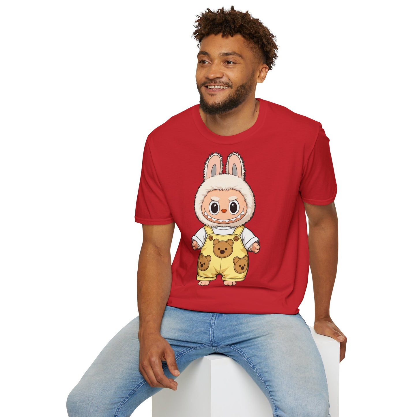 T-Shirt Unisex Labubu Softstyle – Design Kawaii con Salopette Orsetto.