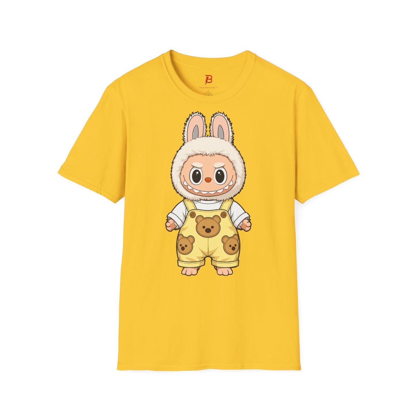 T-Shirt Unisex Labubu Softstyle – Design Kawaii con Salopette Orsetto.