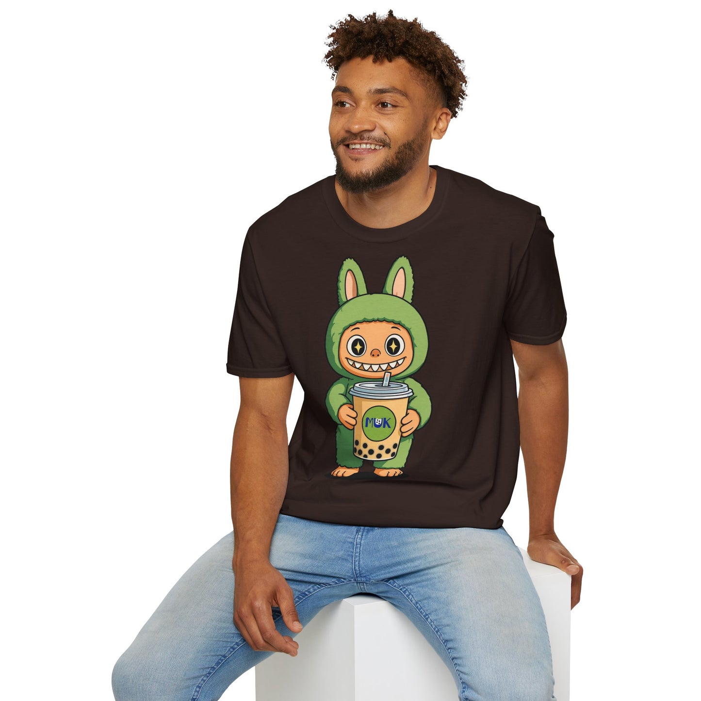 T-Shirt Unisex Labubu Softstyle – Design Kawaii con Bubble Tea.