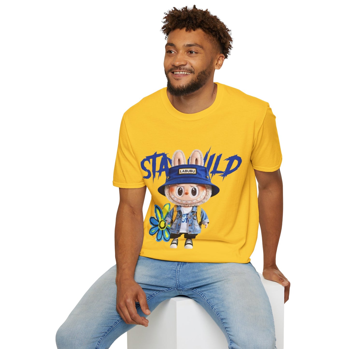 T-Shirt Unisex Labubu Softstyle – Design Kawaii Streetwear con Fiore “Stay Wild”.