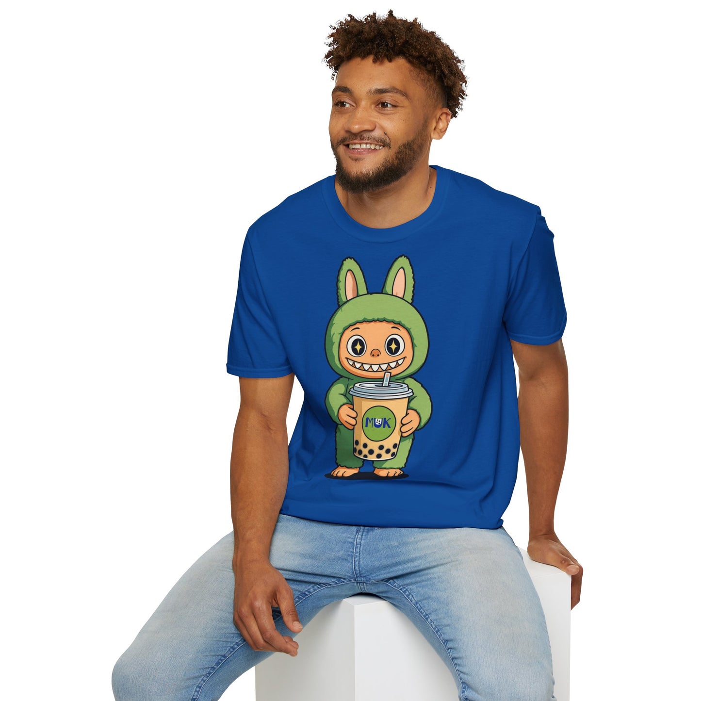 T-Shirt Unisex Labubu Softstyle – Design Kawaii con Bubble Tea.
