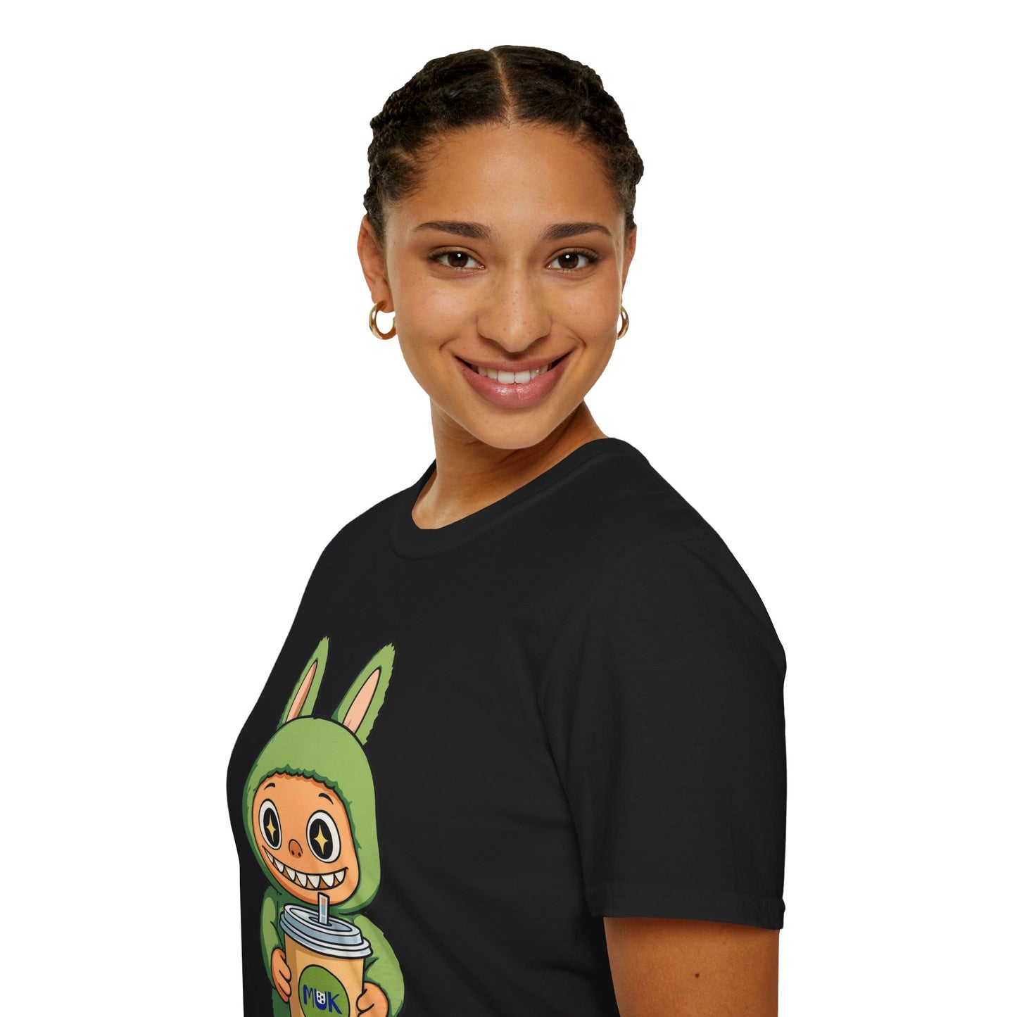 T-Shirt Unisex Labubu Softstyle – Design Kawaii con Bubble Tea.