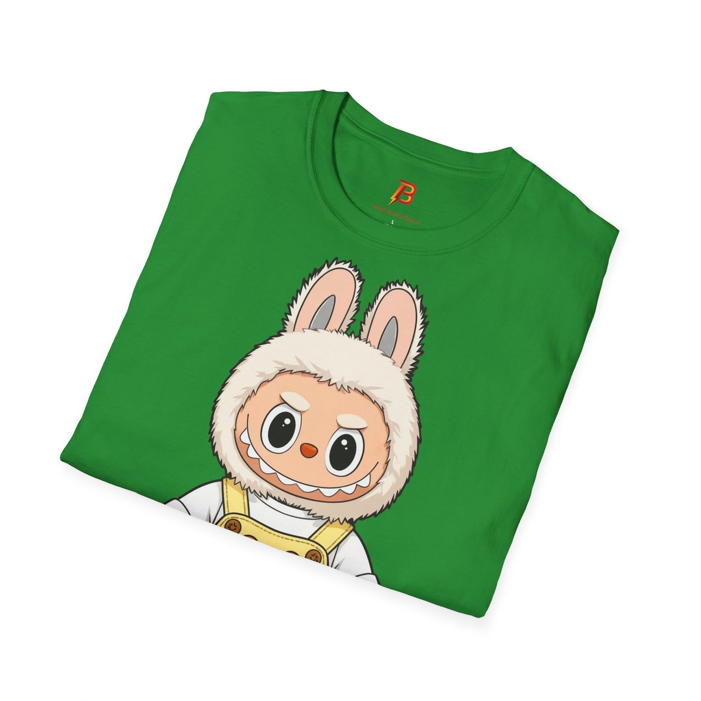 T-Shirt Unisex Labubu Softstyle – Design Kawaii con Salopette Orsetto.