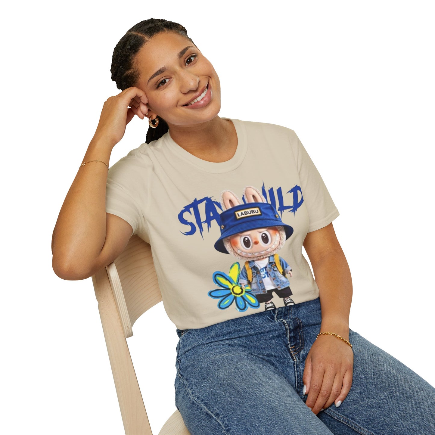T-Shirt Unisex Labubu Softstyle – Design Kawaii Streetwear con Fiore “Stay Wild”.