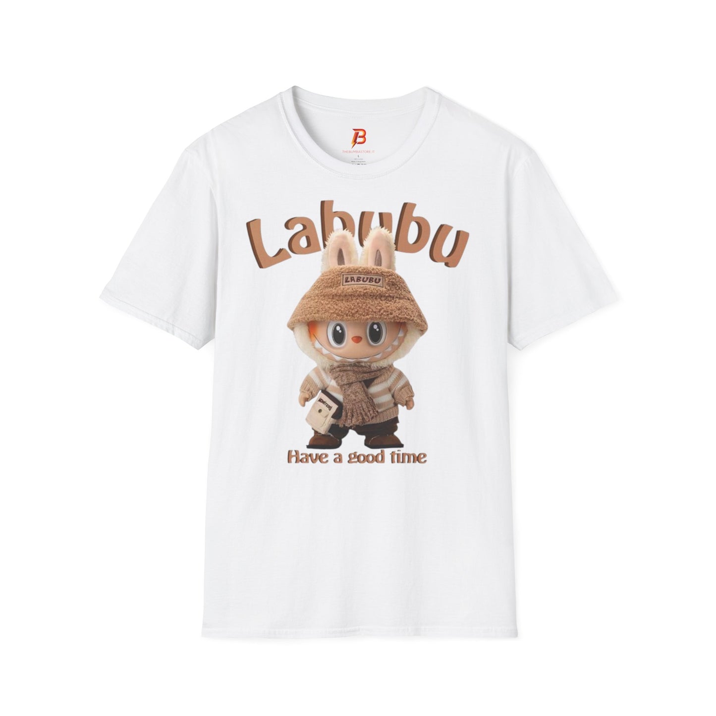 T-Shirt Unisex Labubu Softstyle – Design Kawaii Casual con Bucket Hat “Have a Good Time”.