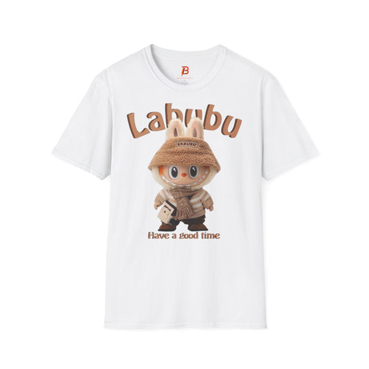 T-Shirt Unisex Labubu Softstyle – Design Kawaii Casual con Bucket Hat “Have a Good Time”.