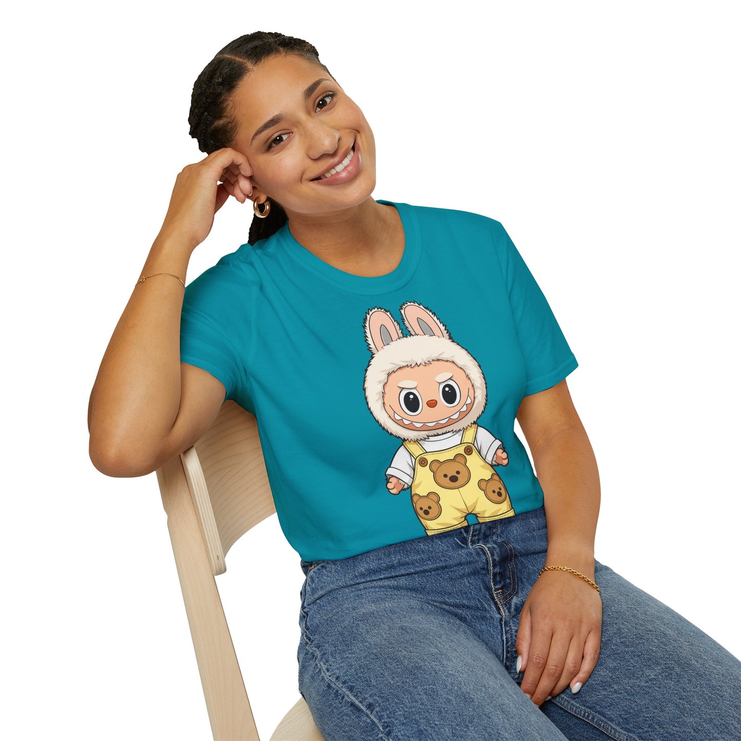 T-Shirt Unisex Labubu Softstyle – Design Kawaii con Salopette Orsetto.