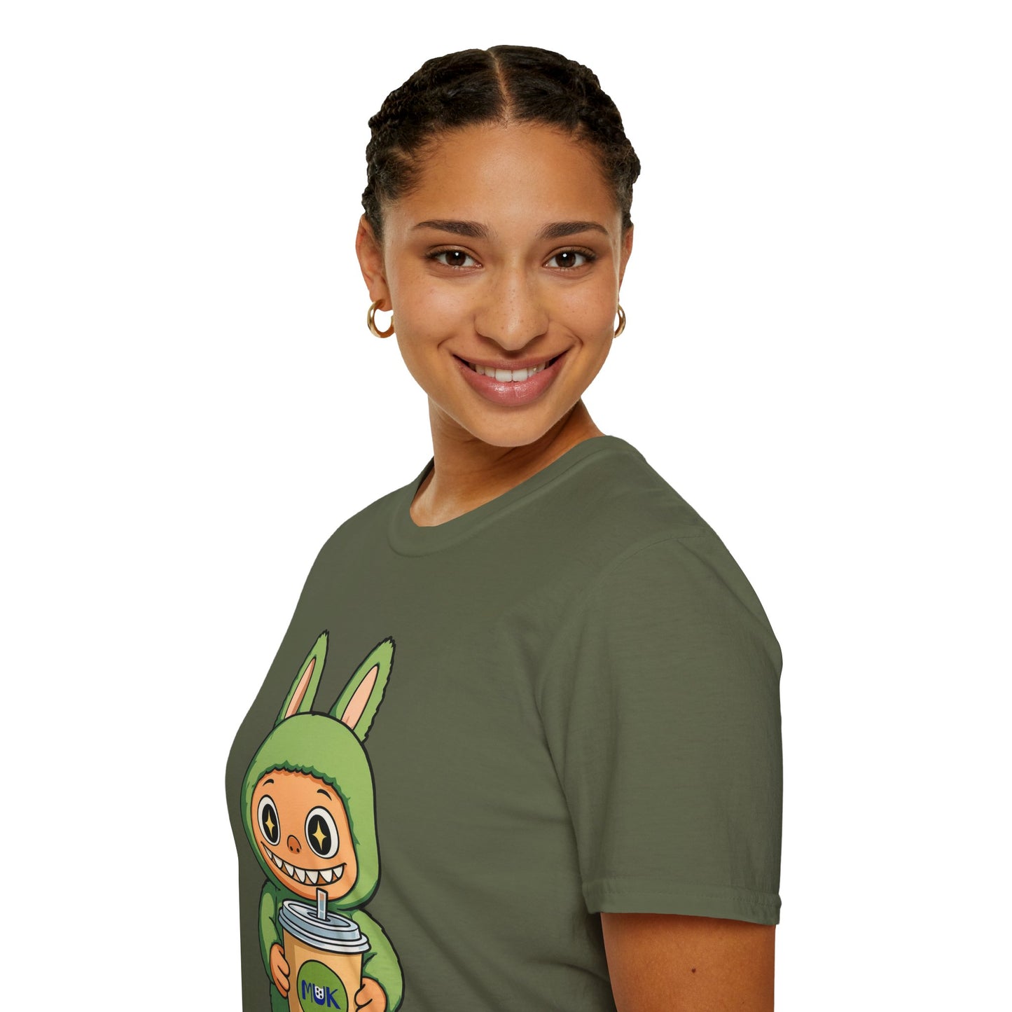 T-Shirt Unisex Labubu Softstyle – Design Kawaii con Bubble Tea.