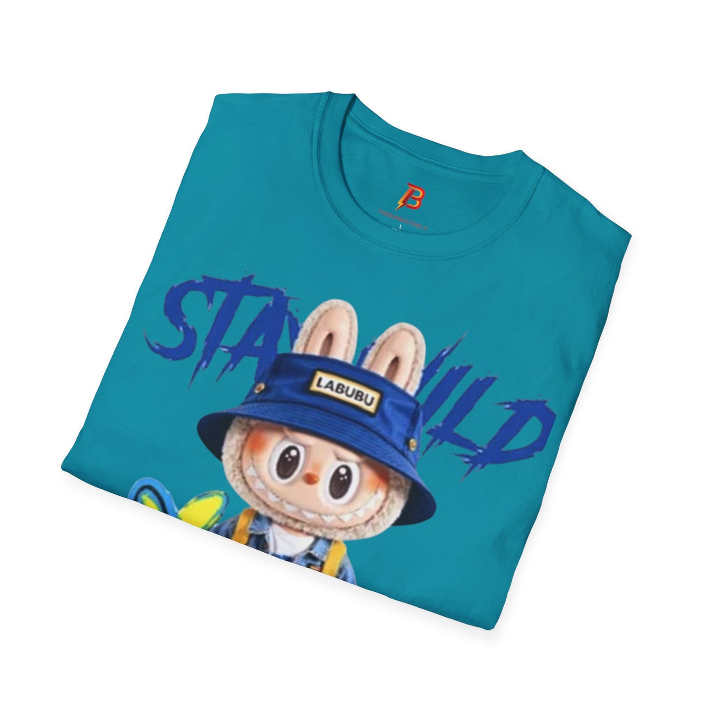 T-Shirt Unisex Labubu Softstyle – Design Kawaii Streetwear con Fiore “Stay Wild”.