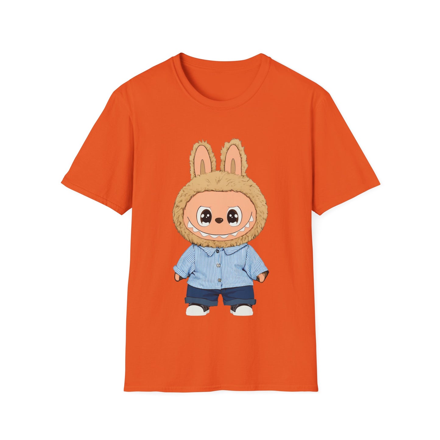 T-Shirt Unisex Labubu Softstyle – Design Kawaii con Camicia a Righe Azzurre.