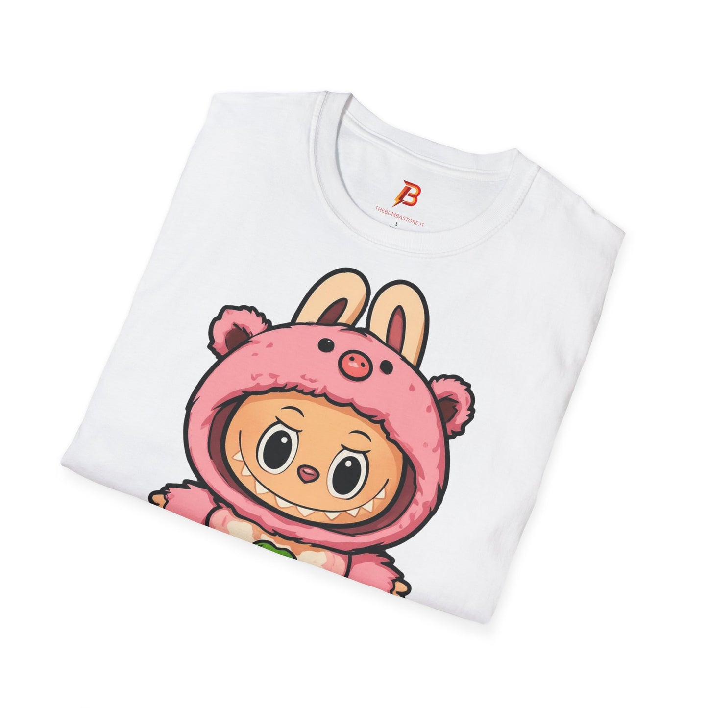 T-Shirt Unisex Labubu Softstyle – Outfit Cartoon Kawaii Rosa Orsetto Fragola.