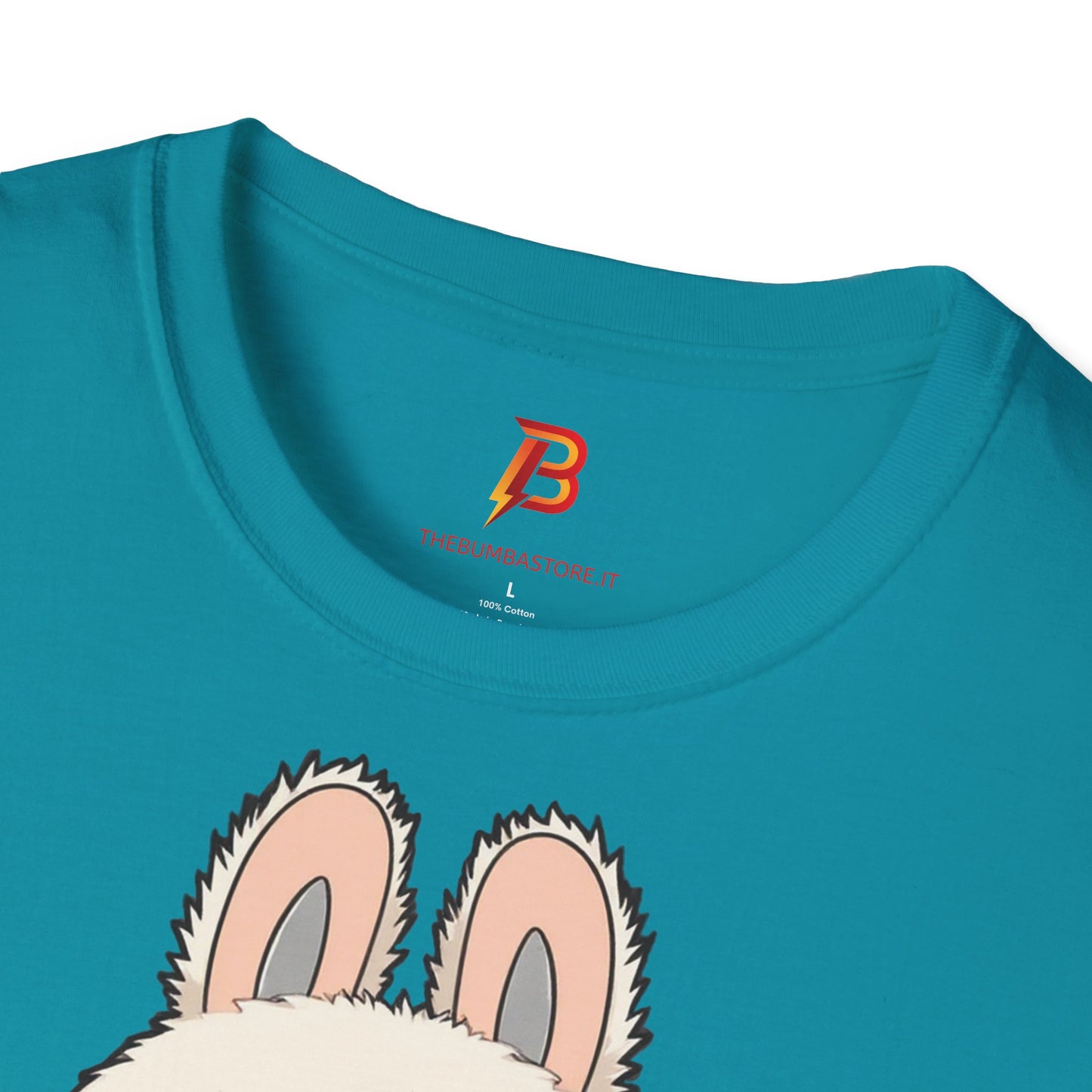 T-Shirt Unisex Labubu Softstyle – Design Kawaii con Salopette Orsetto.