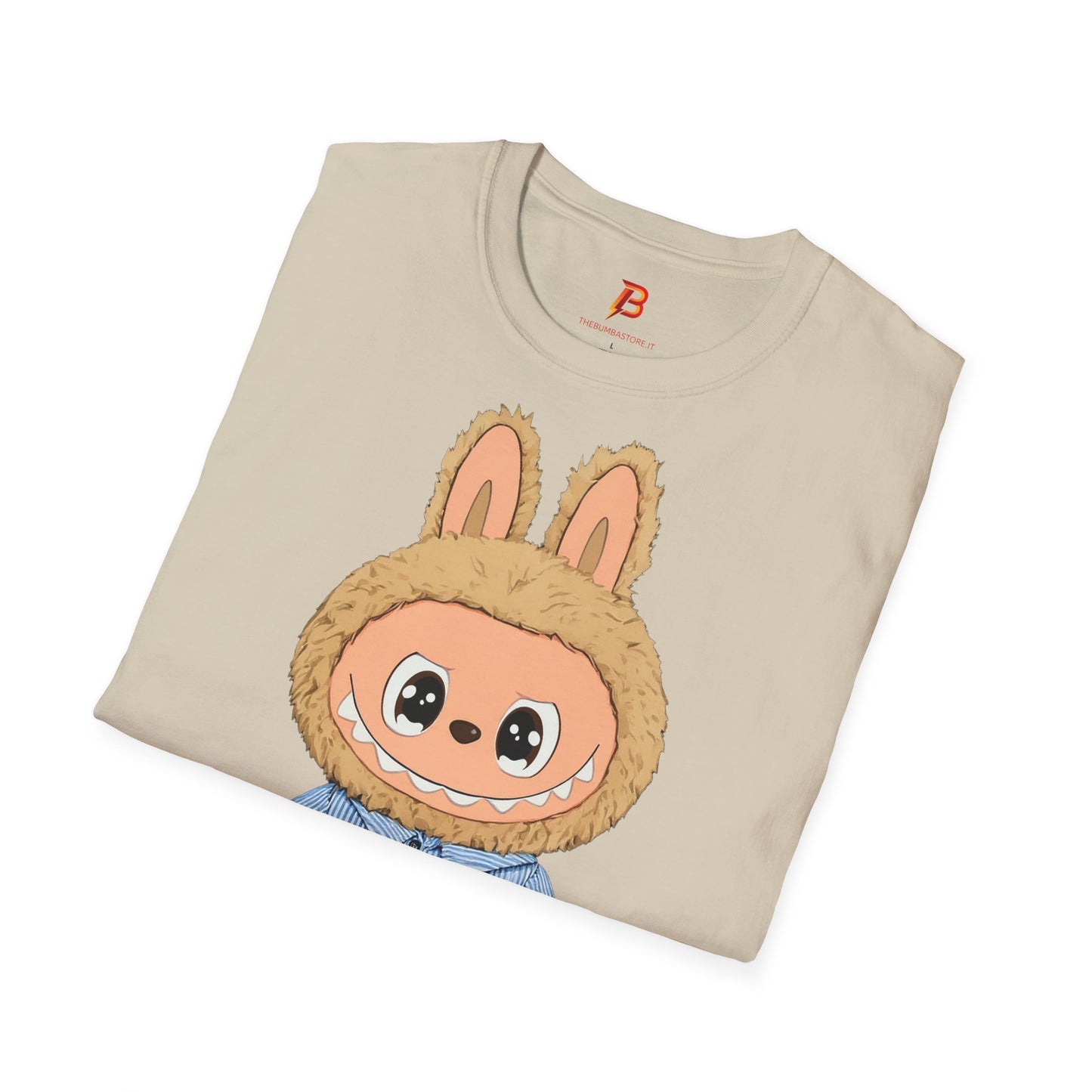 T-Shirt Unisex Labubu Softstyle – Design Kawaii con Camicia a Righe Azzurre.