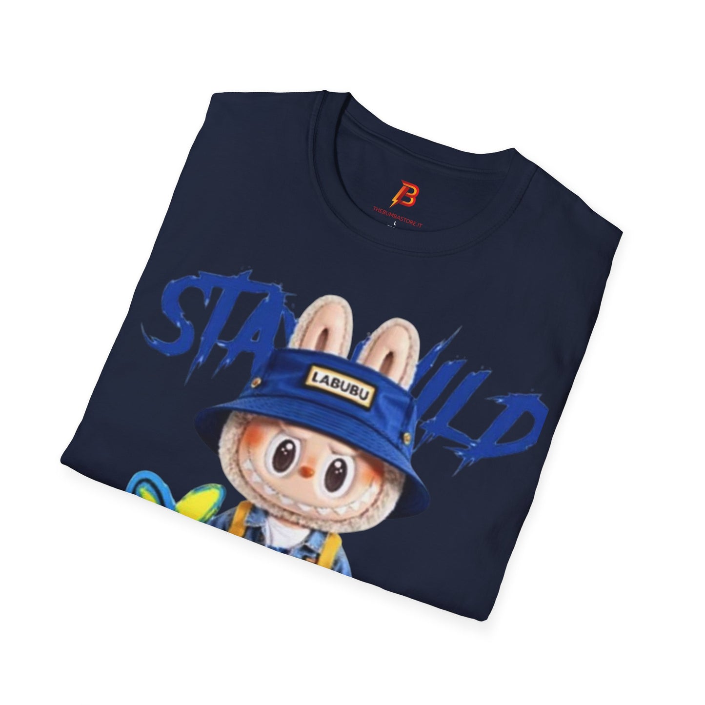 T-Shirt Unisex Labubu Softstyle – Design Kawaii Streetwear con Fiore “Stay Wild”.