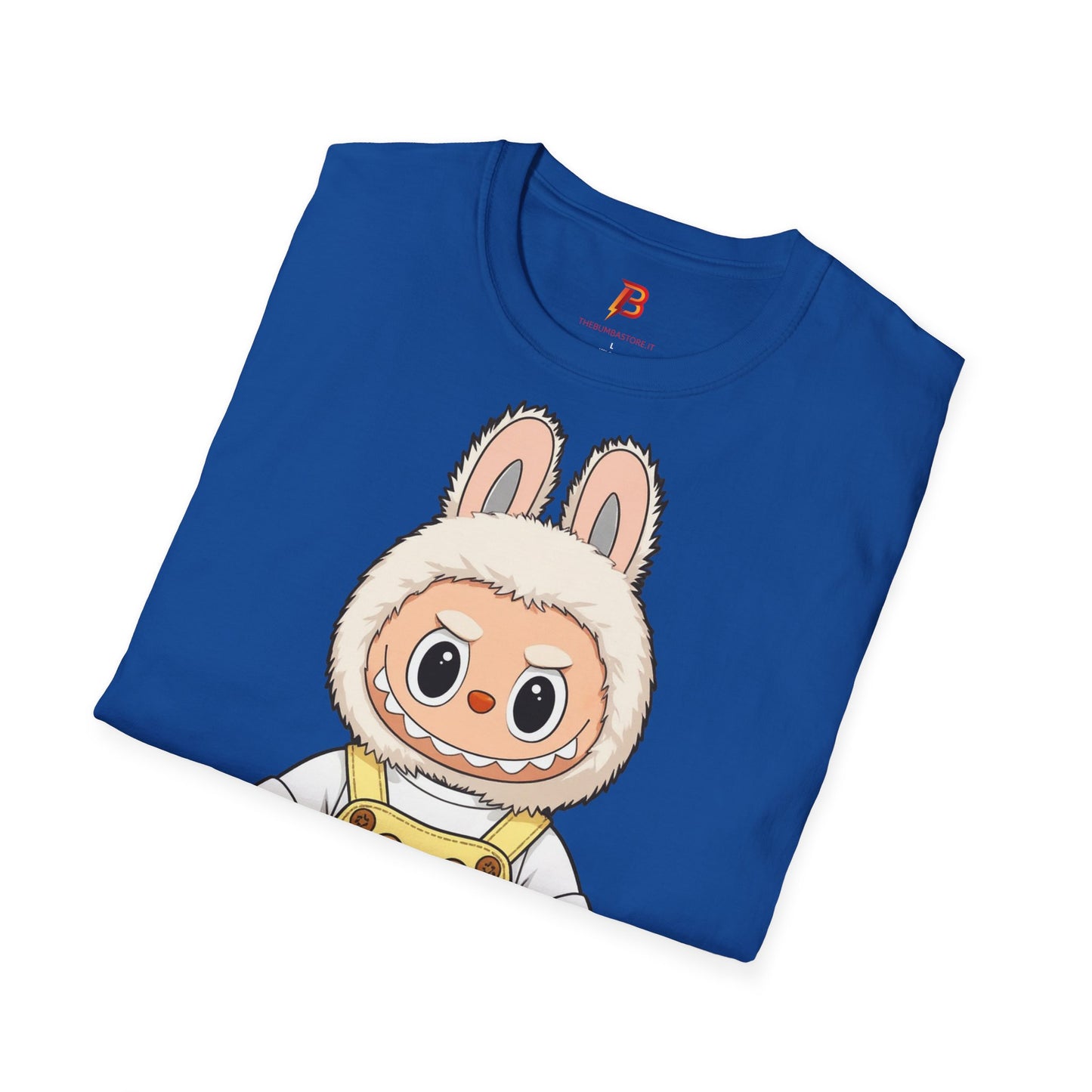 T-Shirt Unisex Labubu Softstyle – Design Kawaii con Salopette Orsetto.