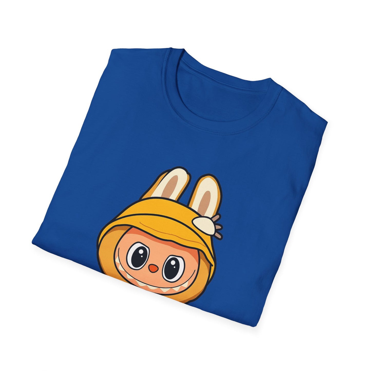 T-Shirt Unisex Labubu Softstyle – Design Kawaii con Cappello e Salopette.