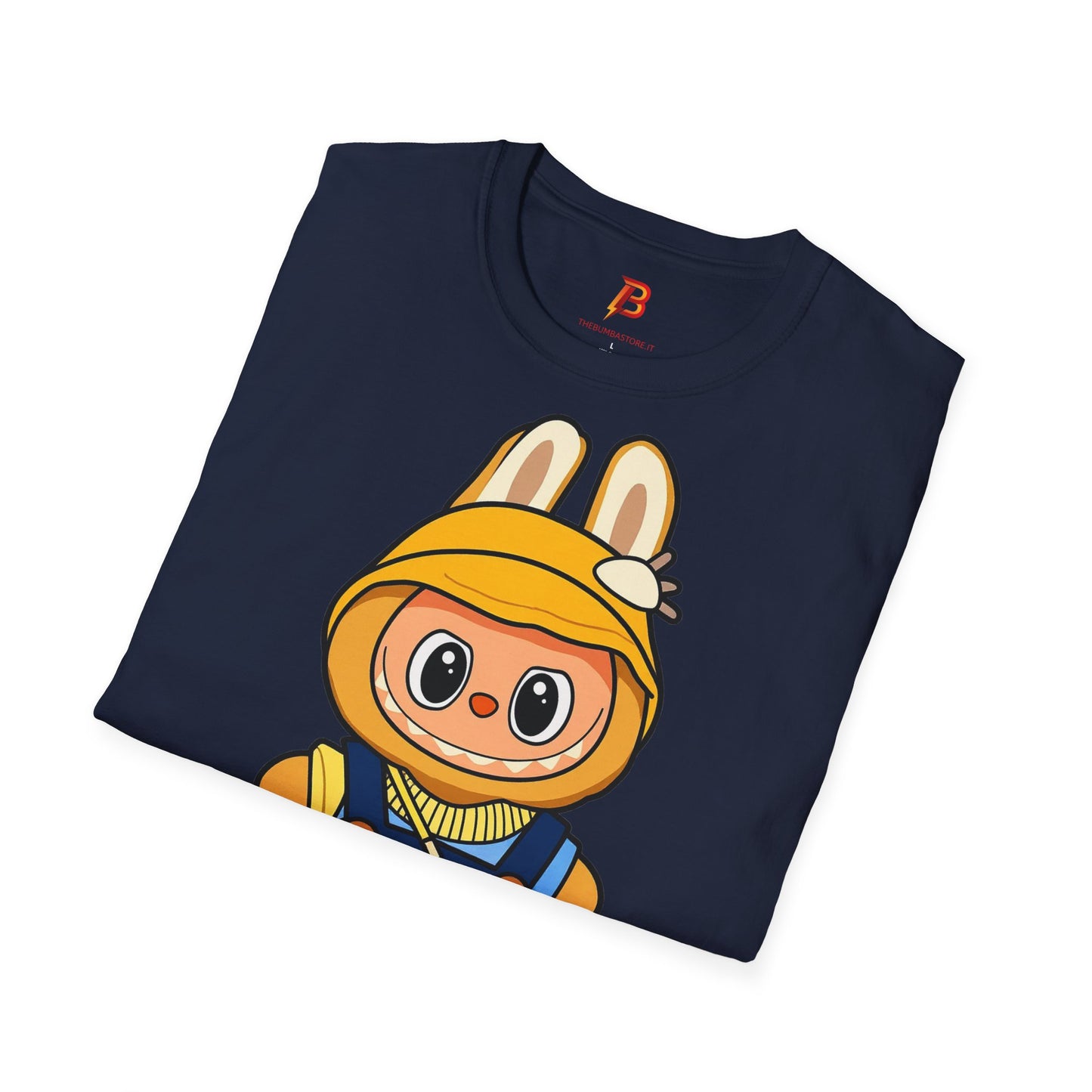 T-Shirt Unisex Labubu Softstyle – Design Kawaii con Cappello e Salopette.