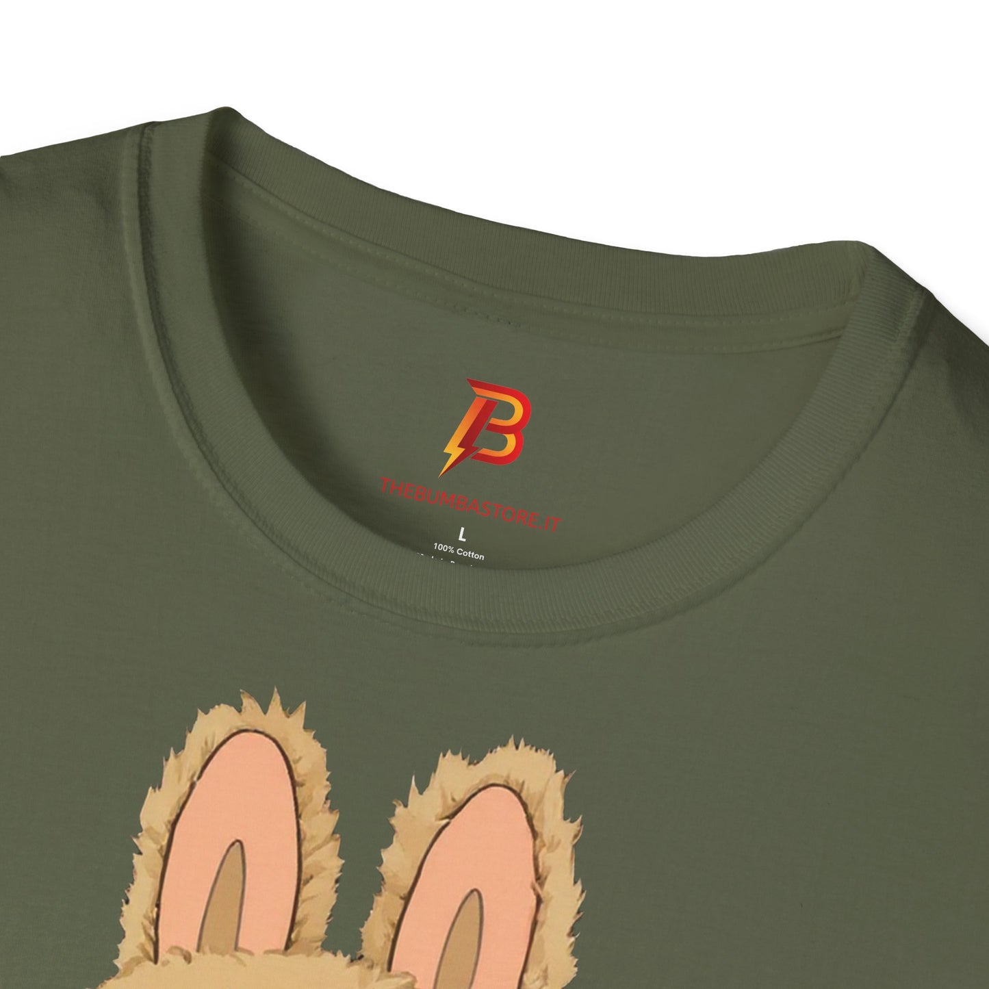 T-Shirt Unisex Labubu Softstyle – Design Kawaii con Camicia a Righe Azzurre.