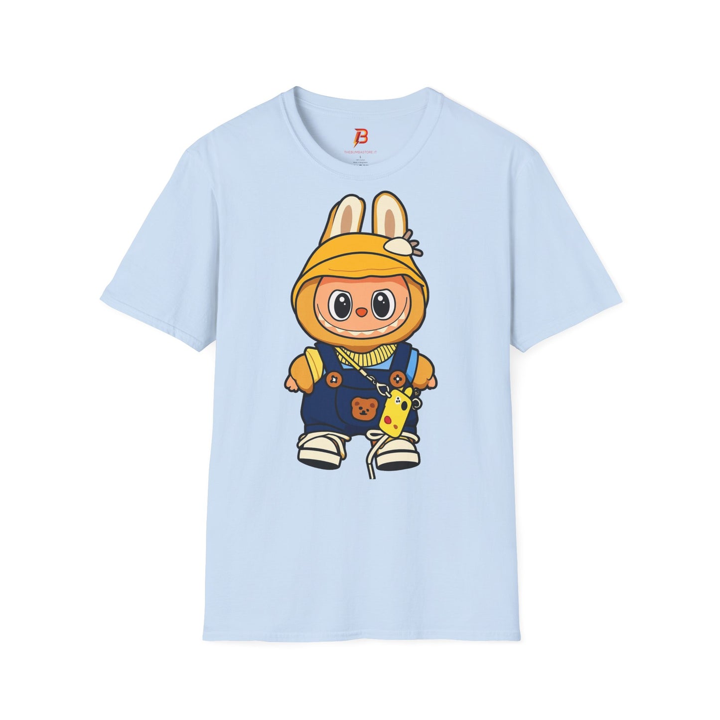 T-Shirt Unisex Labubu Softstyle – Design Kawaii con Cappello e Salopette.