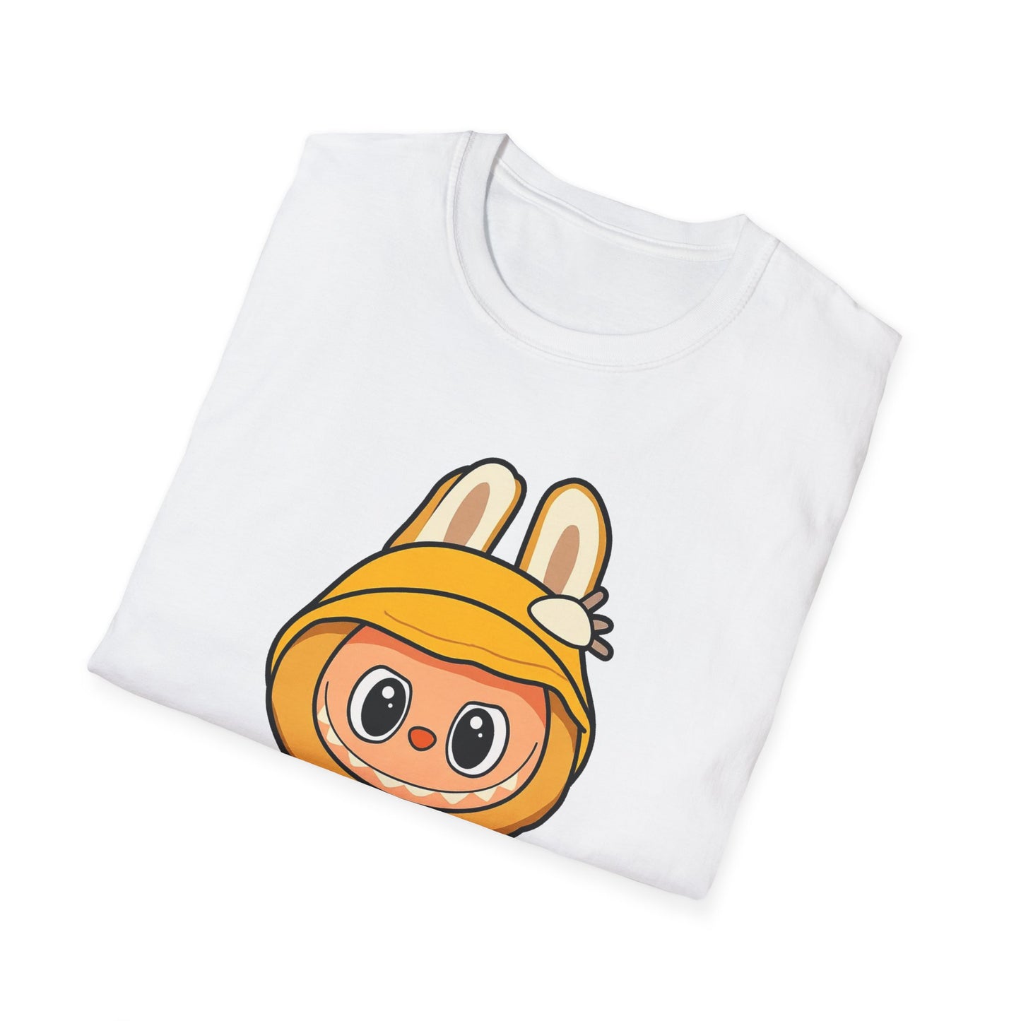 T-Shirt Unisex Labubu Softstyle – Design Kawaii con Cappello e Salopette.