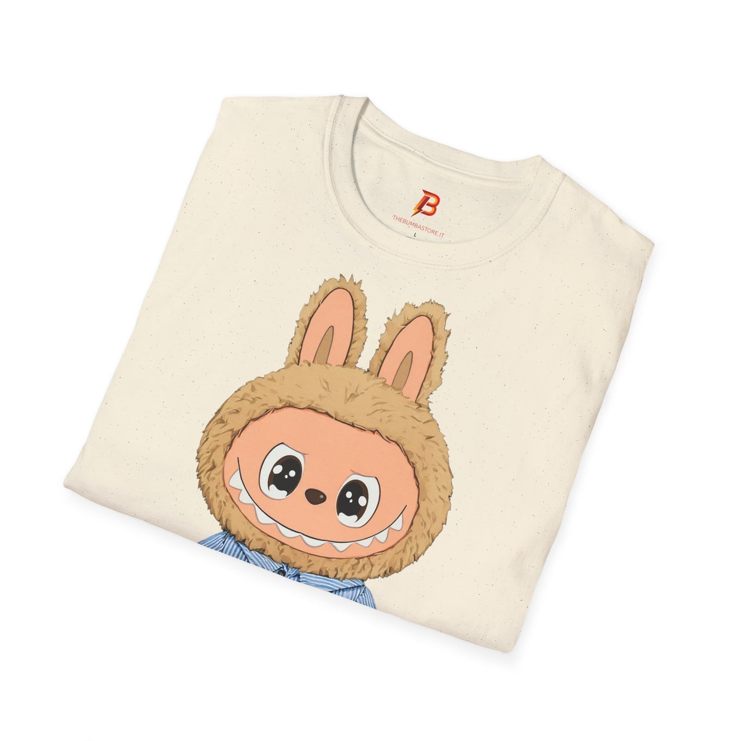 T-Shirt Unisex Labubu Softstyle – Design Kawaii con Camicia a Righe Azzurre.