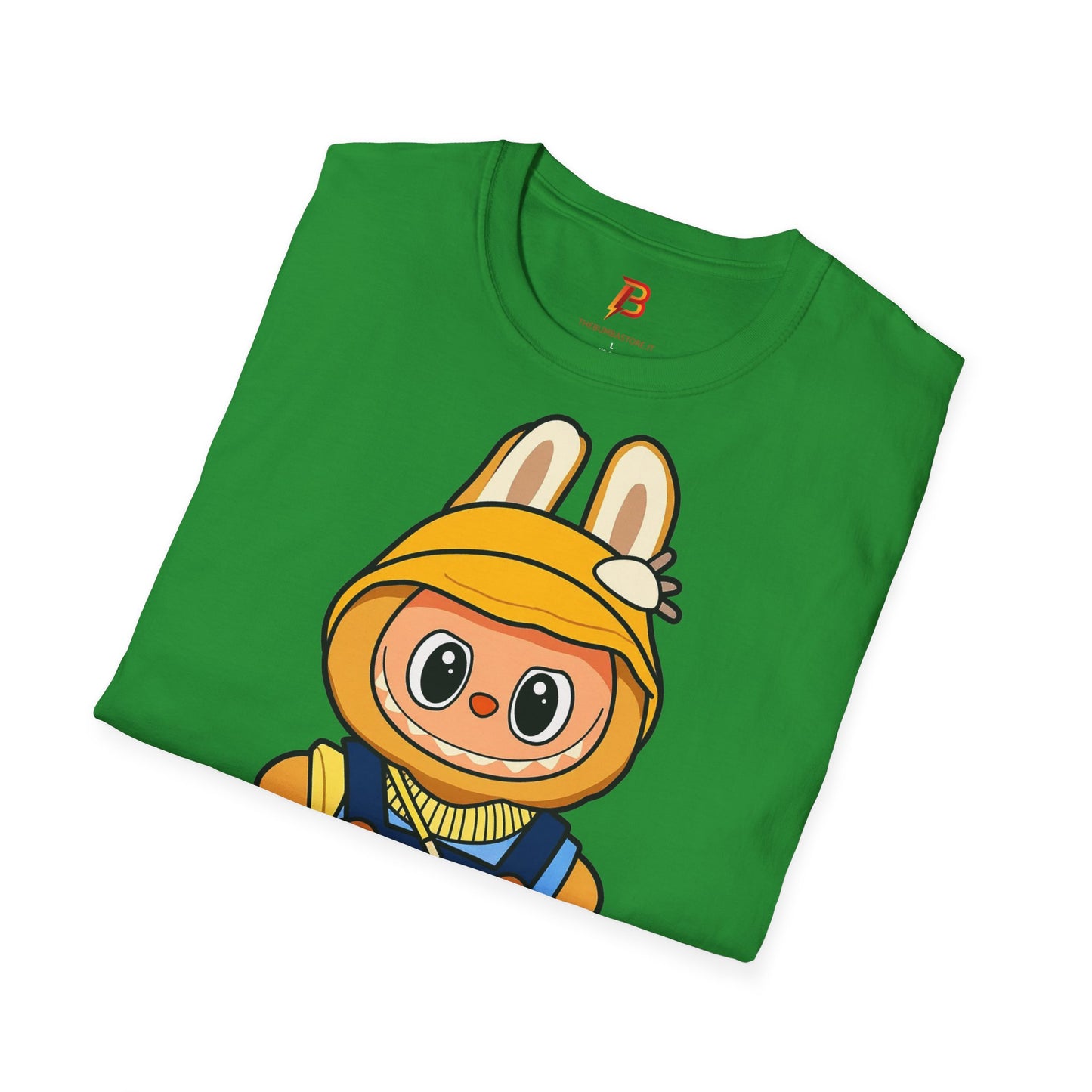 T-Shirt Unisex Labubu Softstyle – Design Kawaii con Cappello e Salopette.