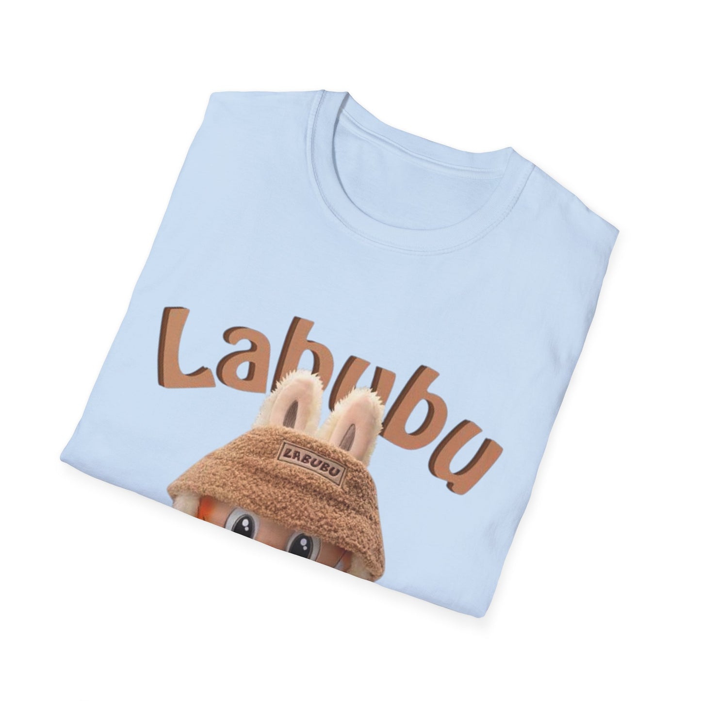 T-Shirt Unisex Labubu Softstyle – Design Kawaii Casual con Bucket Hat “Have a Good Time”.
