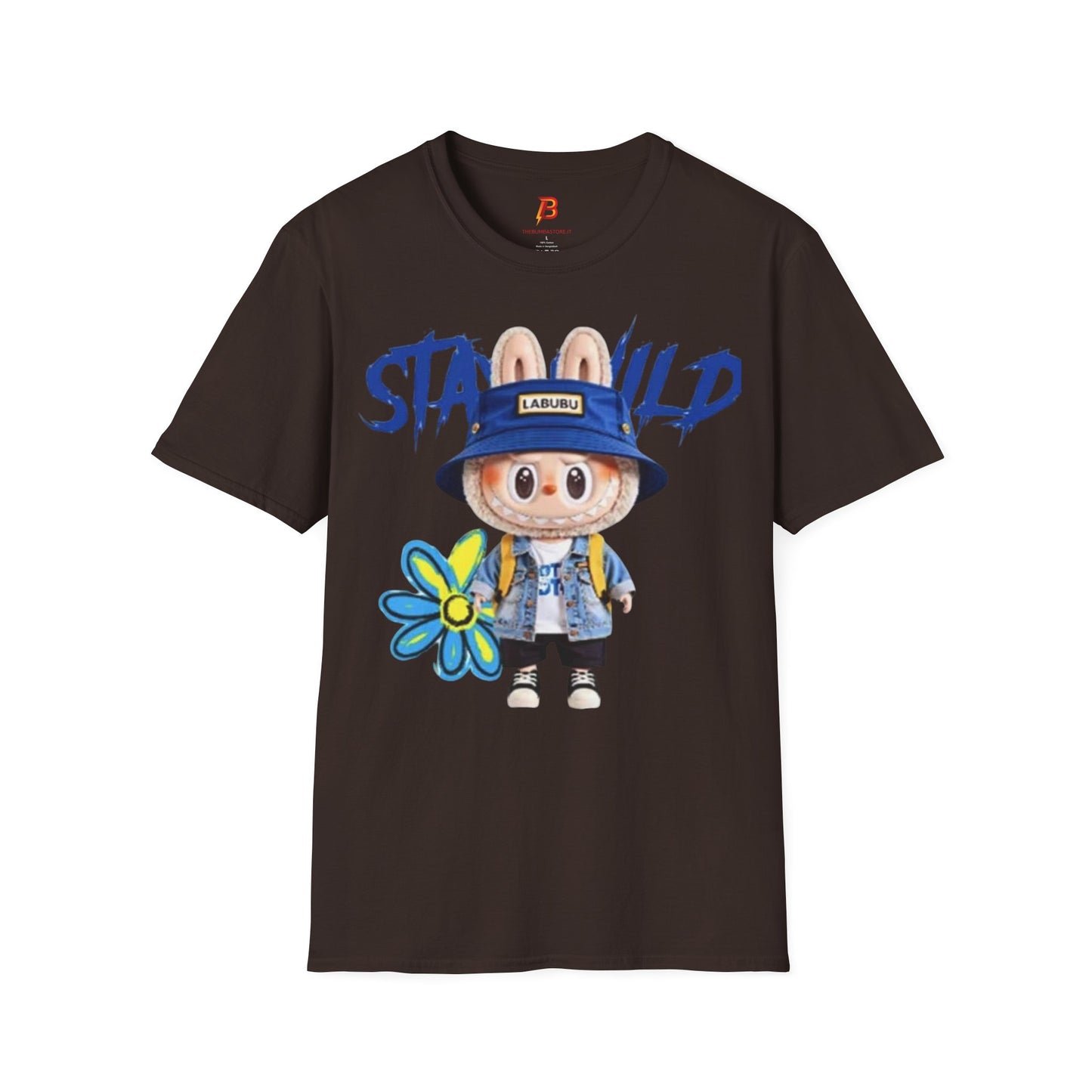 T-Shirt Unisex Labubu Softstyle – Design Kawaii Streetwear con Fiore “Stay Wild”.