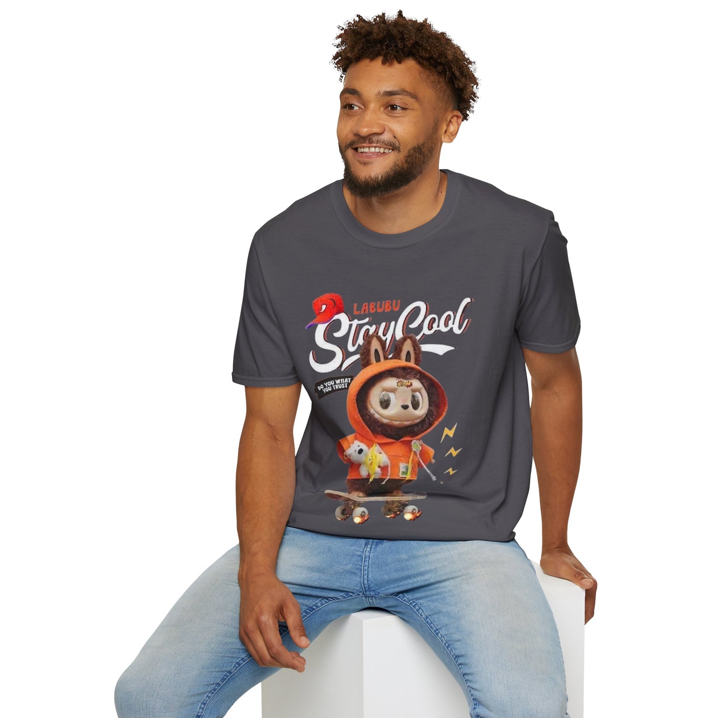 T-Shirt Unisex Labubu Softstyle – Design Streetwear Kawaii “Stay Cool”.