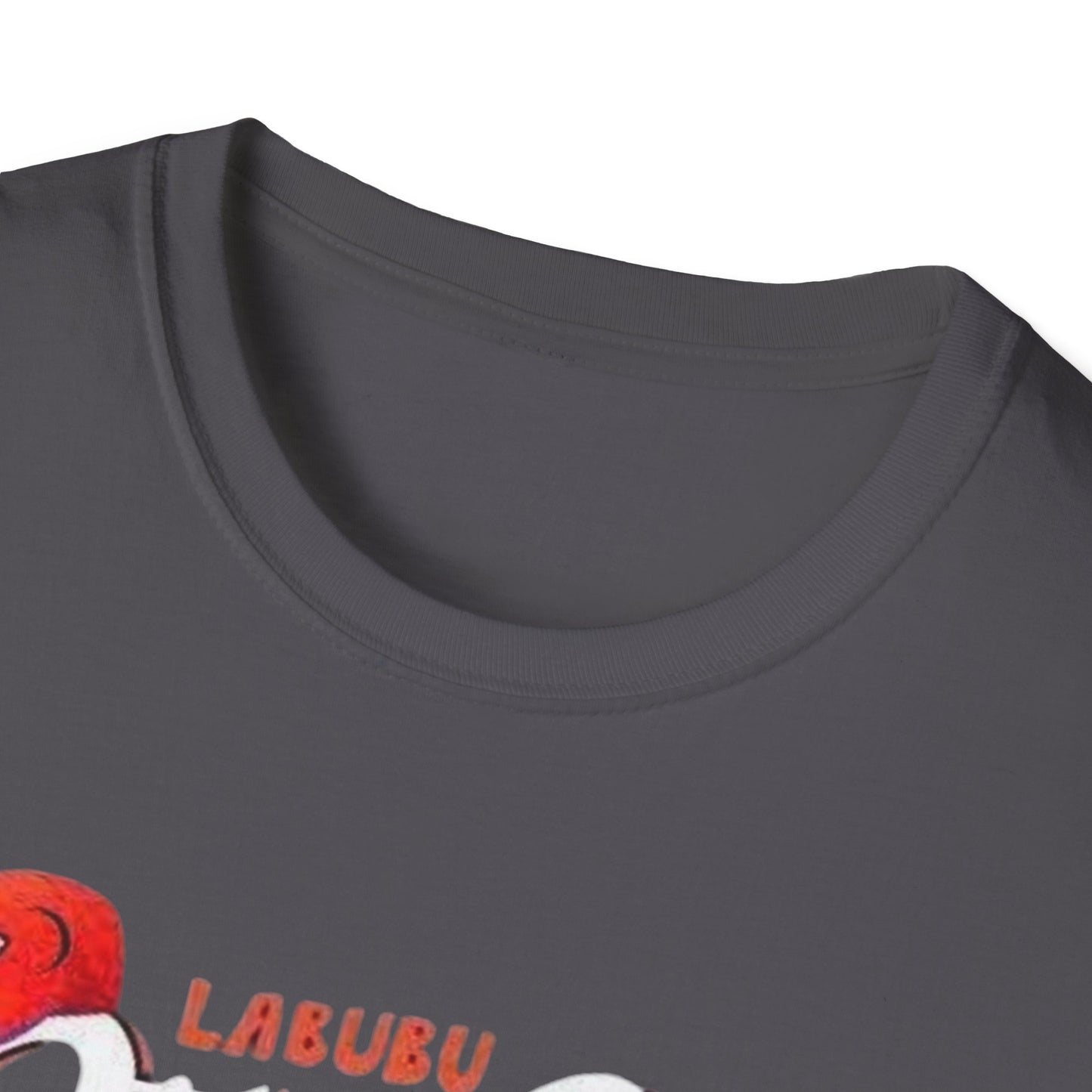 T-Shirt Unisex Labubu Softstyle – Design Streetwear Kawaii “Stay Cool”.